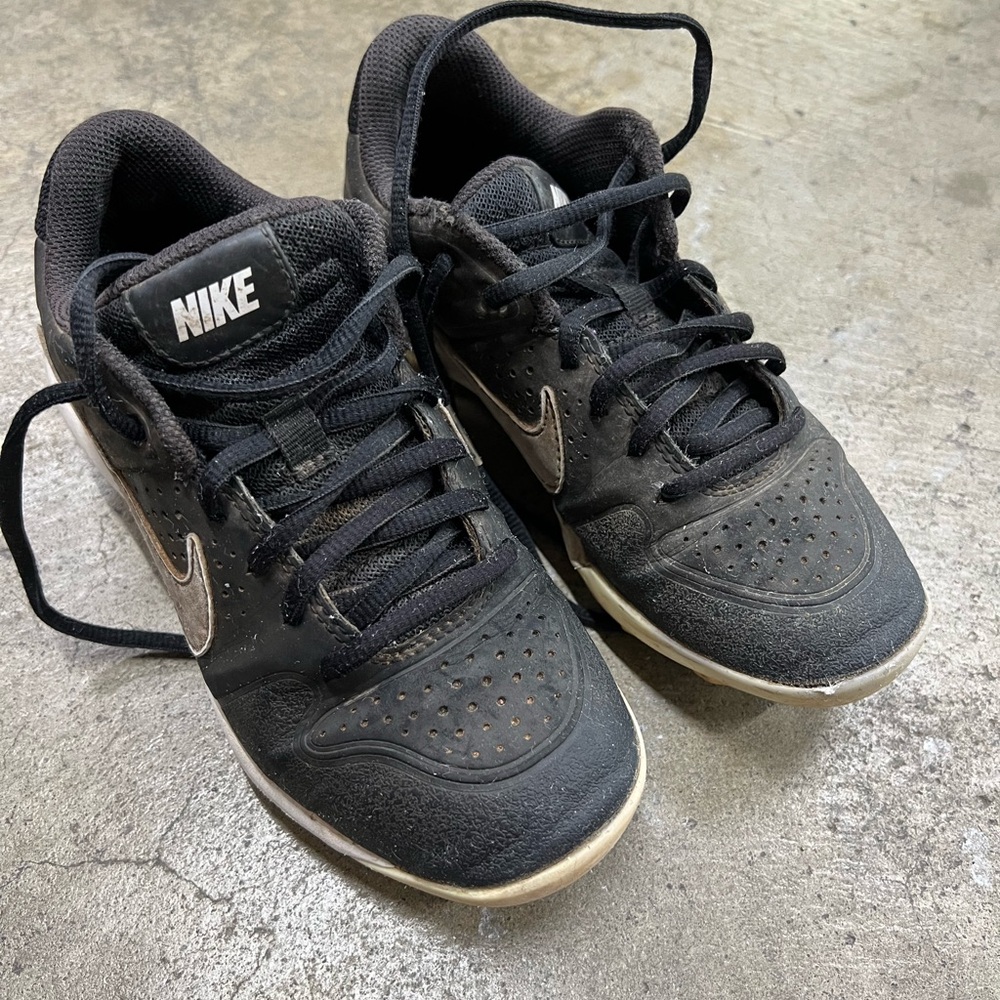 Nike’s baseball black shoes, Size 2 boys/kids